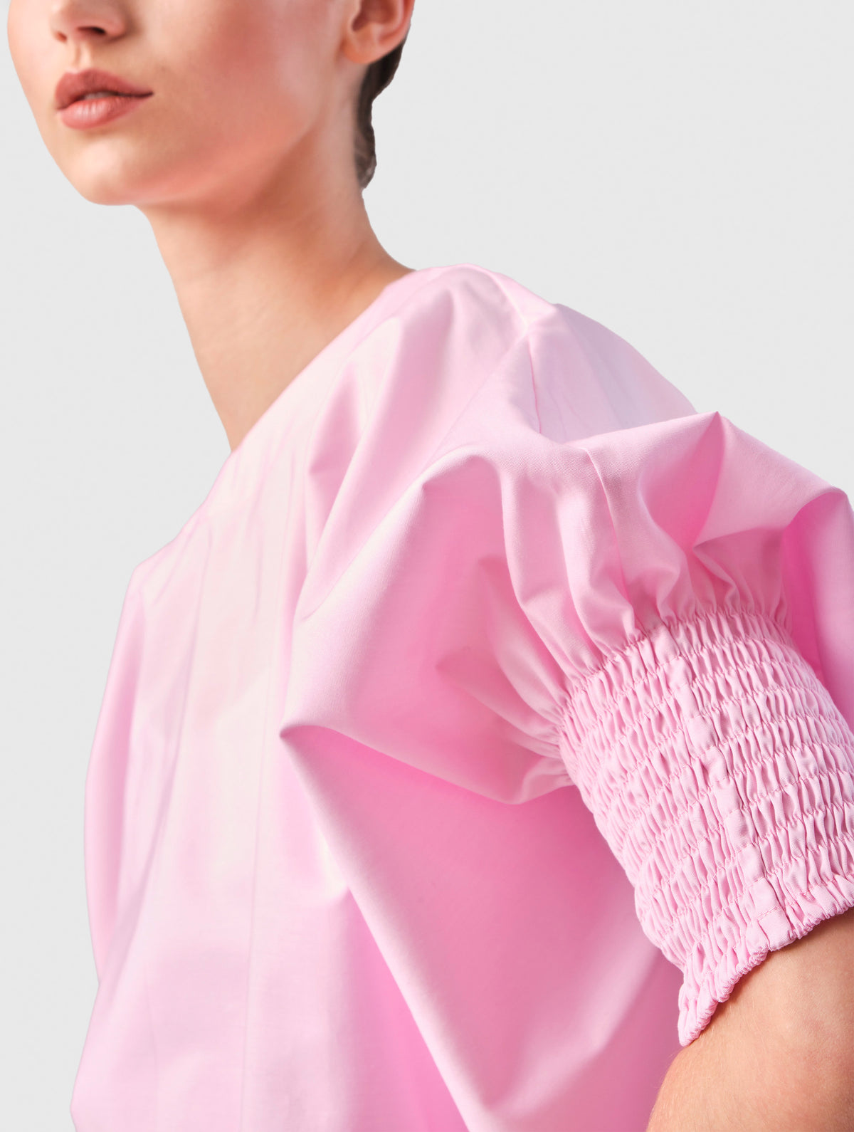 Locker sitzende Bluse mit elastischen Bündchen an den Ärmelenden.