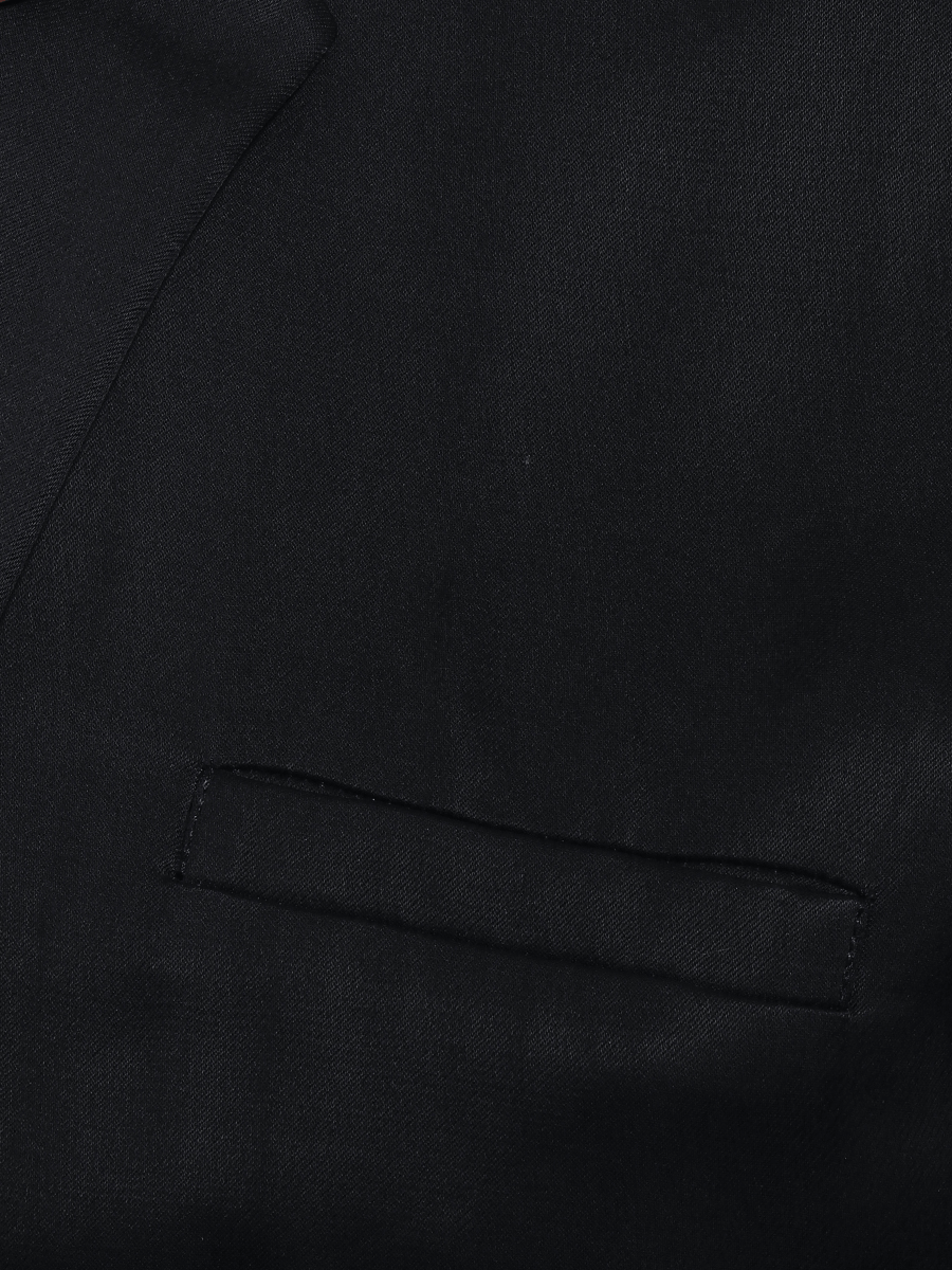 Locker geschnittener Blazer aus fließendem Tencel, aufgesetzten Taschen und einem hohen Schlitz am Rücken