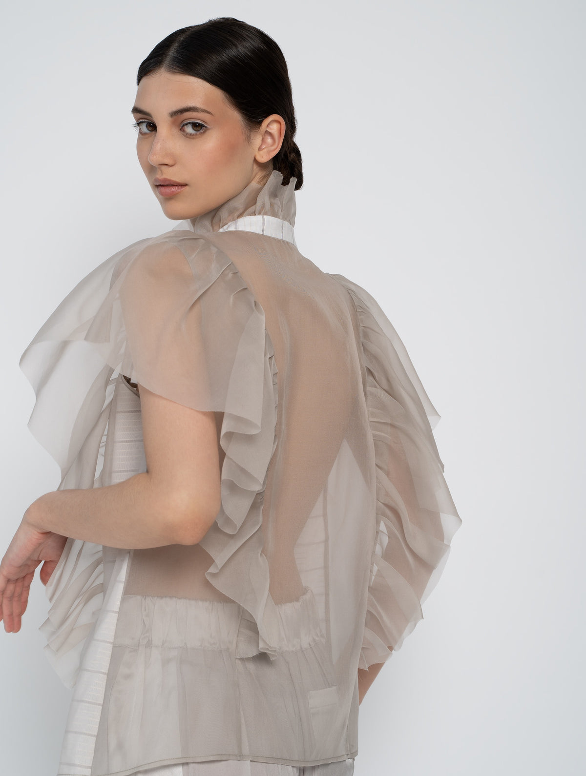 Bluse mit Organza-Volants auf Vorderseite, Schultern, Rücken und Kragen