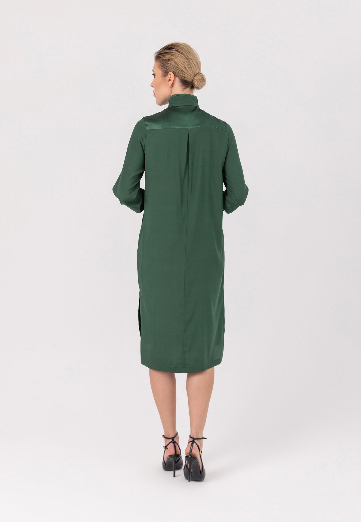 Midi-Hemdkleid aus feinster Seide mit Stehkragen, seitlichen Schlitzen und verdeckter Knopfleiste.