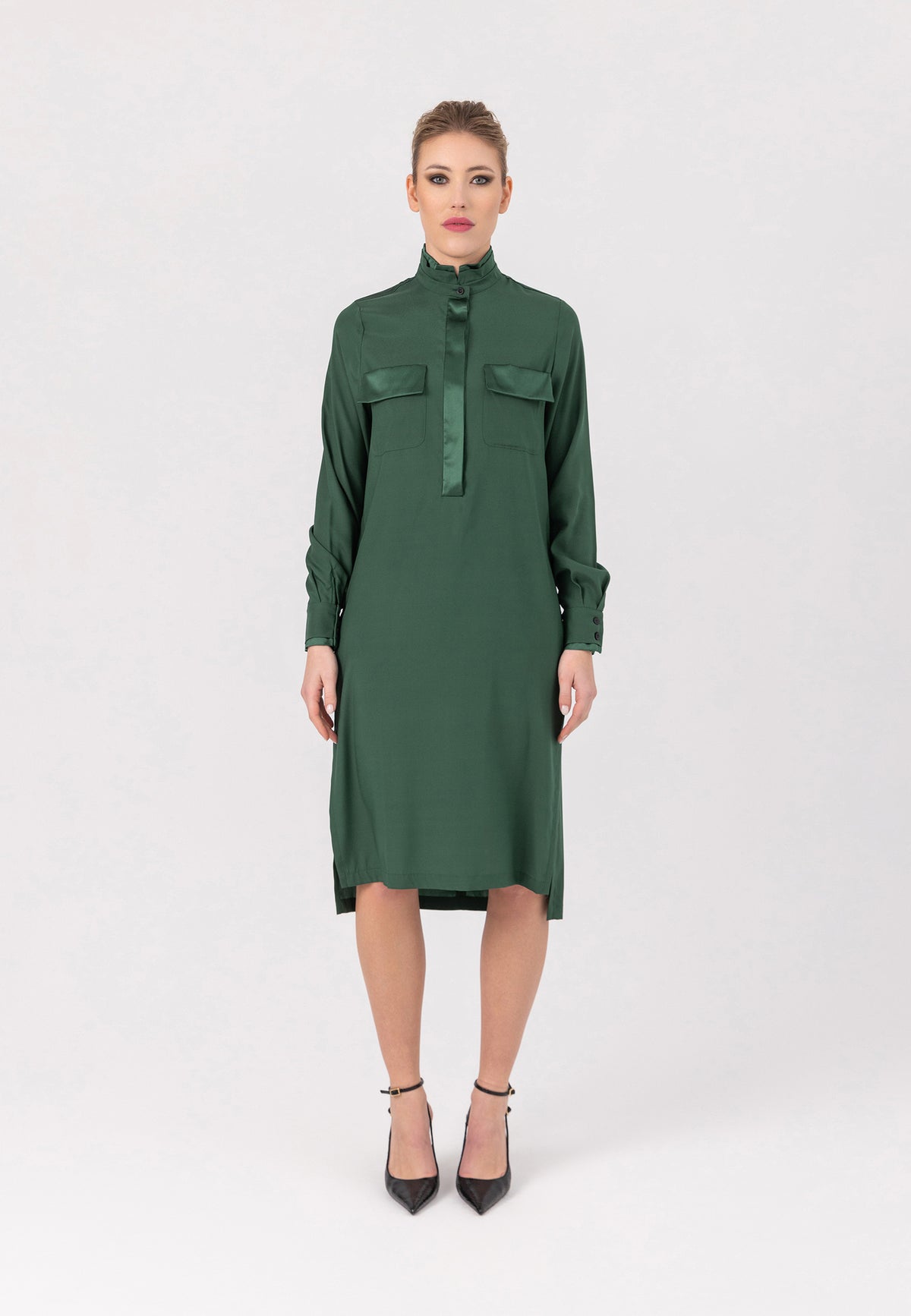 Midi-Hemdkleid aus feinster Seide mit Stehkragen, seitlichen Schlitzen und verdeckter Knopfleiste.
