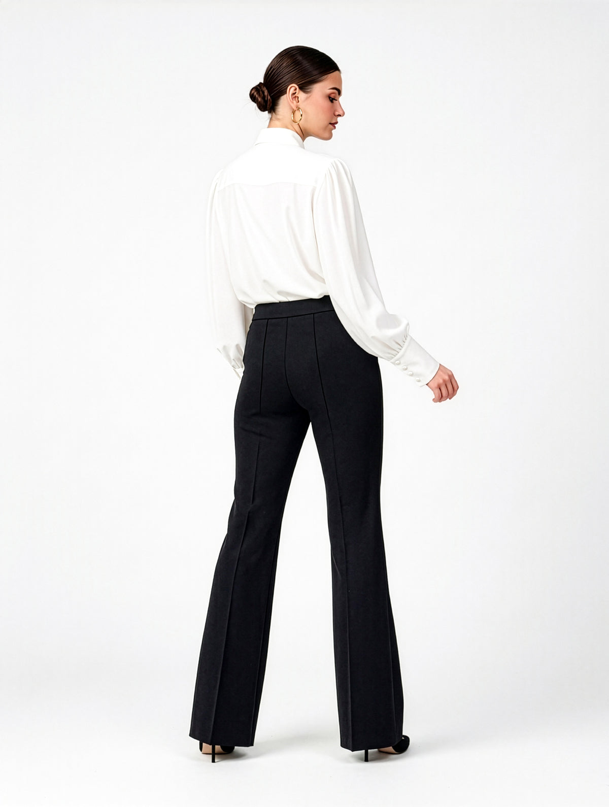 Die Hose Tanja in klassischem Schwarz überzeugt mit klarer Linienführung, eleganter Wide-Leg-Silhouette und hohem Bund mit elastischem Taillenband für eine bequeme, schmeichelhafte Passform.