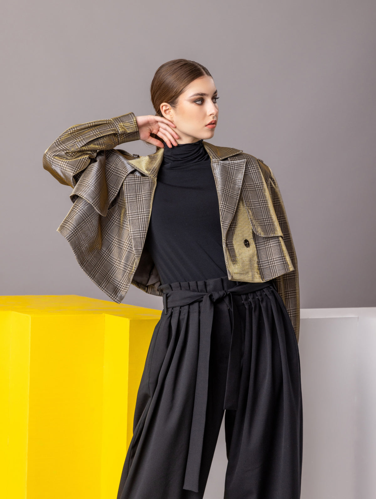 Karierte Kurzjacke mit großen Schulterpolstern, überschnittenen Ärmeln mit Ärmelgürteln und Schulterklappen. Dieses Modell ist Teil unserer REBORN-Kollektion und steht für unsere "Zero-Waste-Politik".