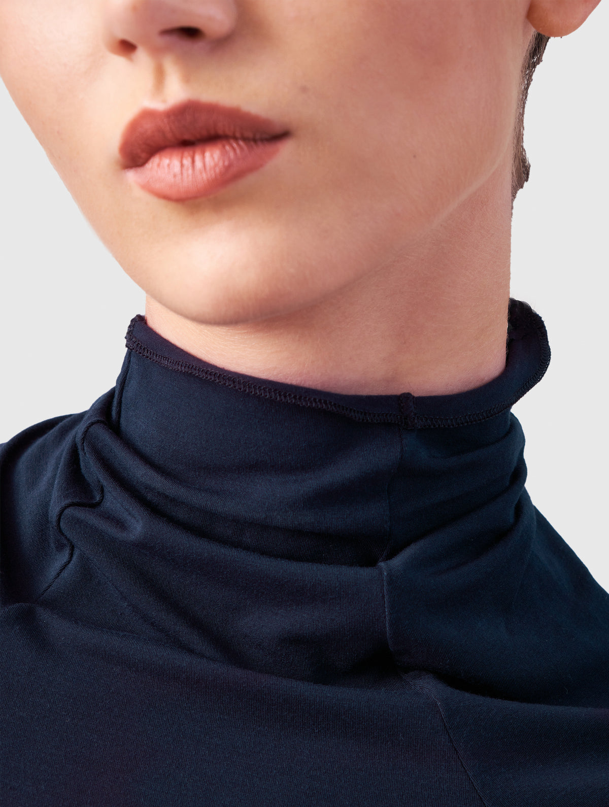 Blaues figurbetontes superweiches Longsleeve mit hohem Rollkragen aus Modal von Helene Galwas.