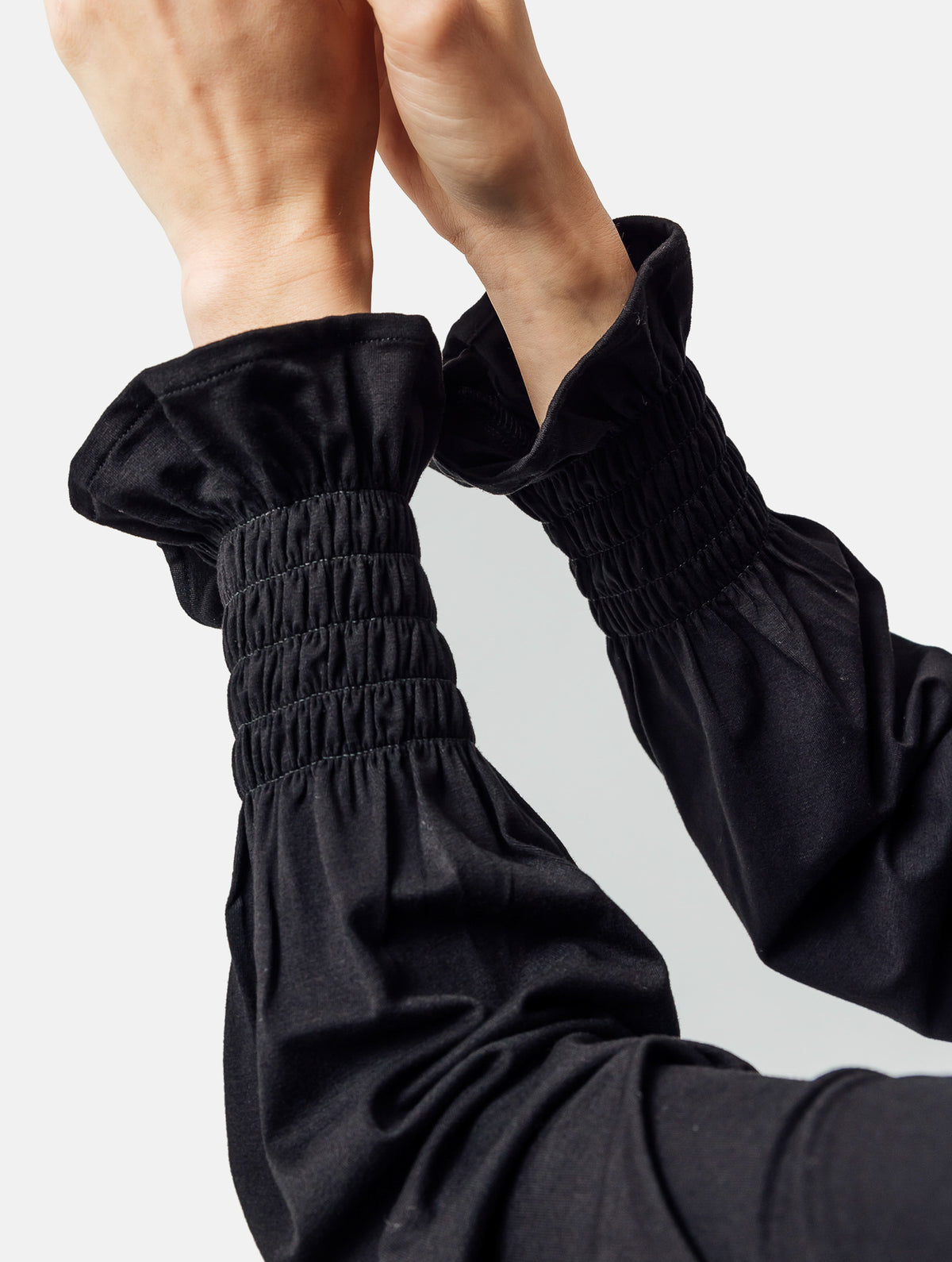 Longsleeve mit Rundhalsausschnitt und elastischem Taillenbund und Bündchen. Hergestellt aus zertifizierter Viskose und Lyocell.