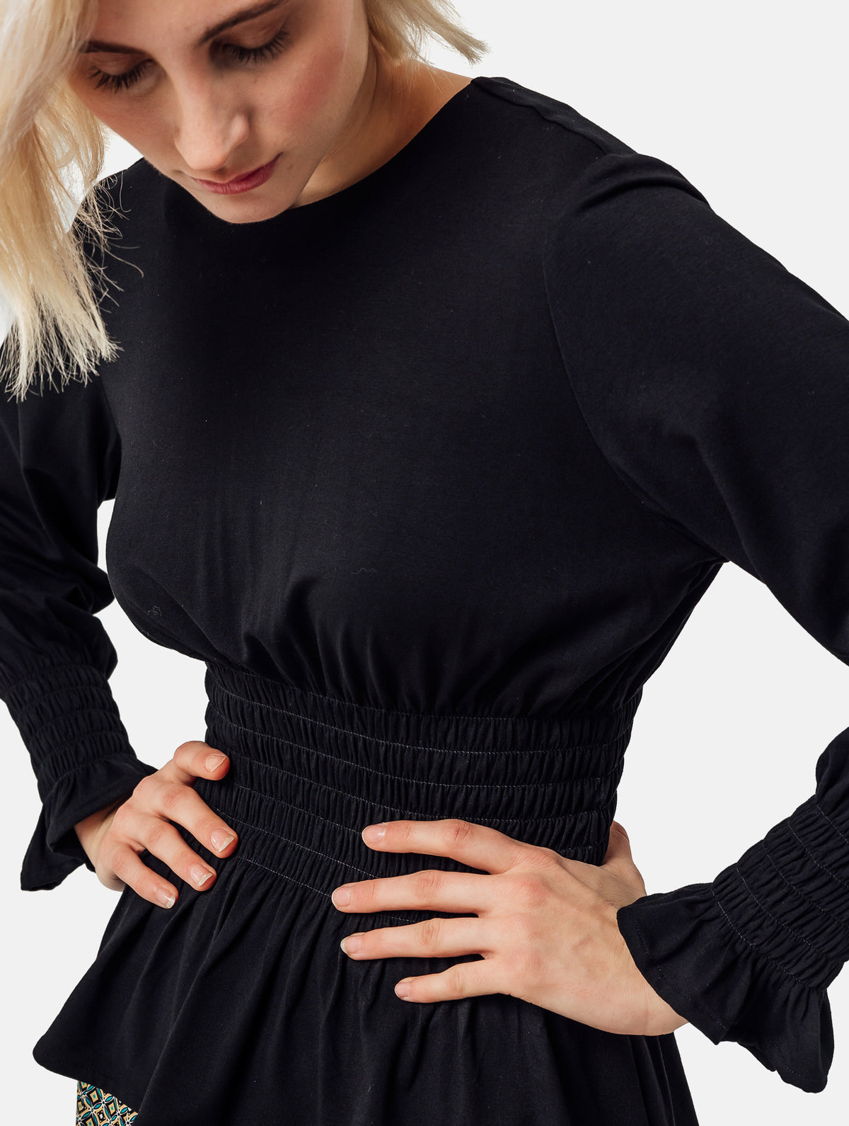 Longsleeve mit Rundhalsausschnitt und elastischem Taillenbund und Bündchen. Hergestellt aus zertifizierter Viskose und Lyocell.