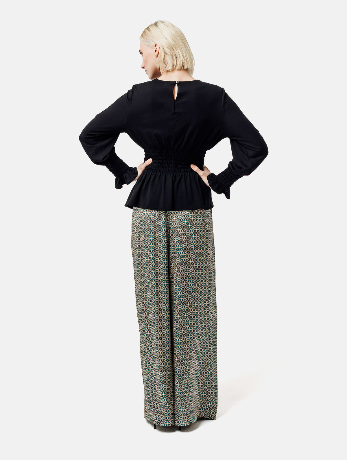 Longsleeve mit Rundhalsausschnitt und elastischem Taillenbund und Bündchen. Hergestellt aus zertifizierter Viskose und Lyocell.