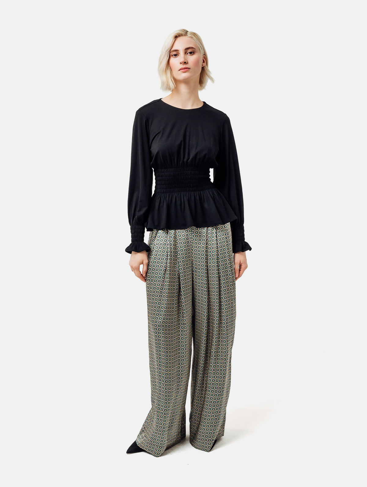 Longsleeve mit Rundhalsausschnitt und elastischem Taillenbund und Bündchen. Hergestellt aus zertifizierter Viskose und Lyocell.