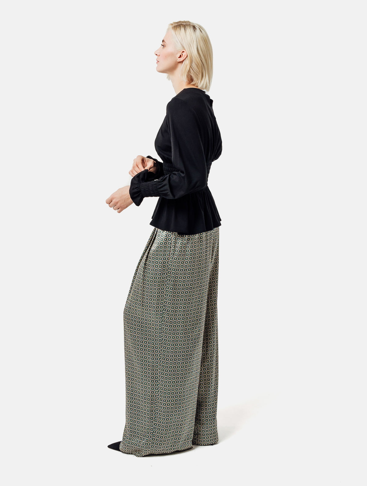 Longsleeve mit Rundhalsausschnitt und elastischem Taillenbund und Bündchen. Hergestellt aus zertifizierter Viskose und Lyocell.