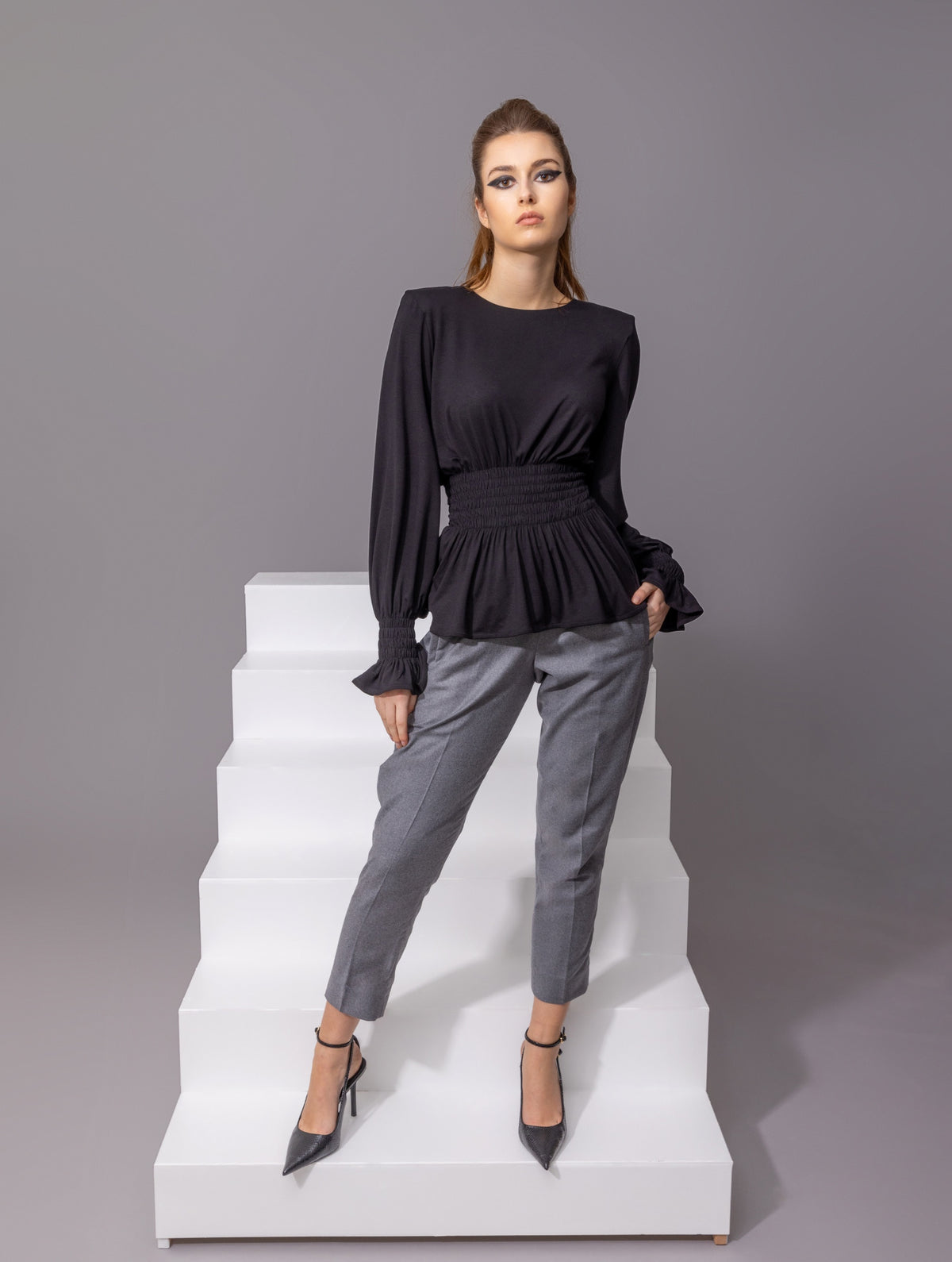 Longsleeve mit Rundhalsausschnitt und elastischem Taillenbund und Bündchen. Hergestellt aus zertifizierter Viskose und Lyocell.