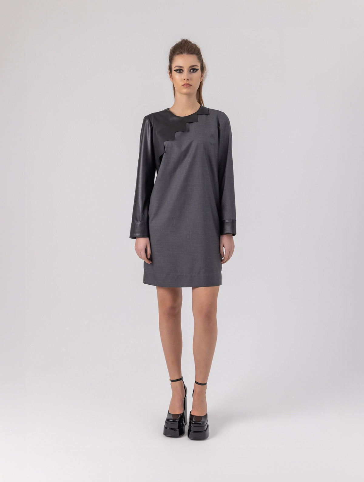 Locker geschnittenes Minikleid aus einem Woll-Seiden-Mix mit schwarzen Ärmeln aus veganem Leder und Details an der Schulter sowie am Bündchen. Reißverschluss auf dem Rücken. Dieses Modell ist Teil unserer REBORN-Kollektion und steht für unsere "Zero-Waste-Politik".