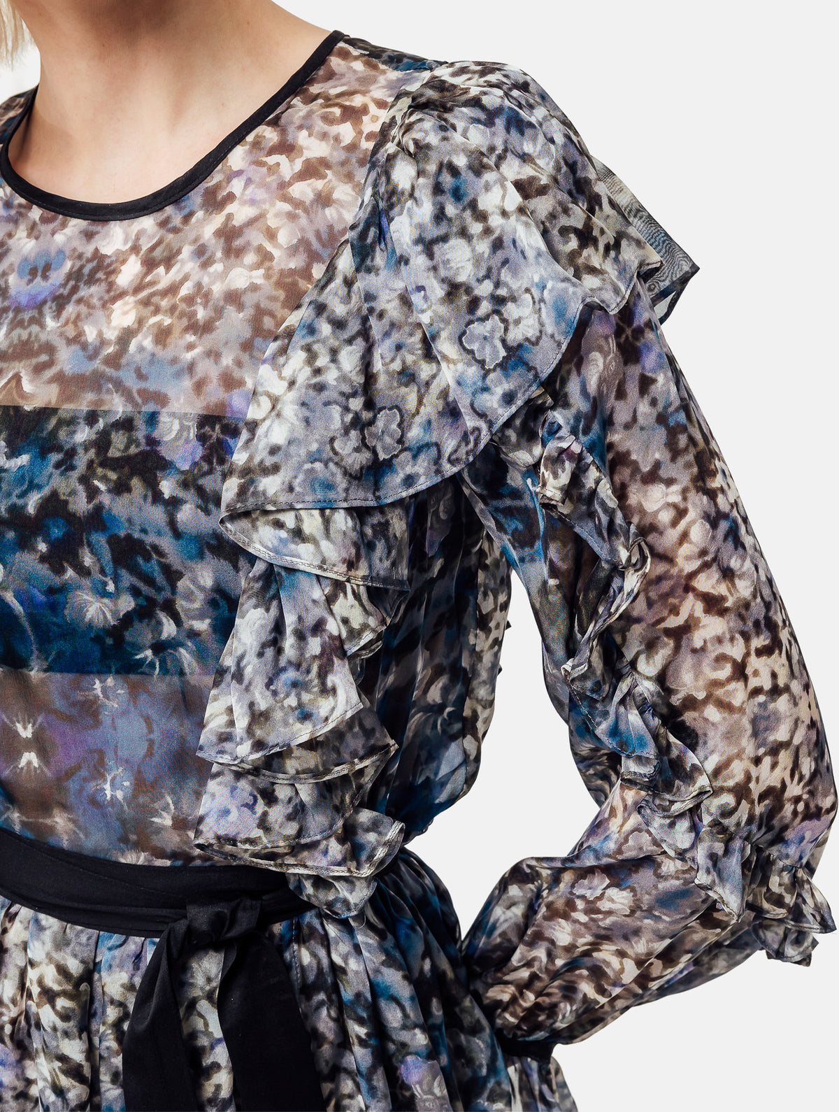 Locker geschnittenes Minikleid aus bedruckter Chiffonseide mit Hortensienblumenmuster mit Volants an den Schultern und Ärmeln, sowie am Saumende. Tragbar mit farblich abgesetztem Gürtel aus schwarzer Chiffonseide.