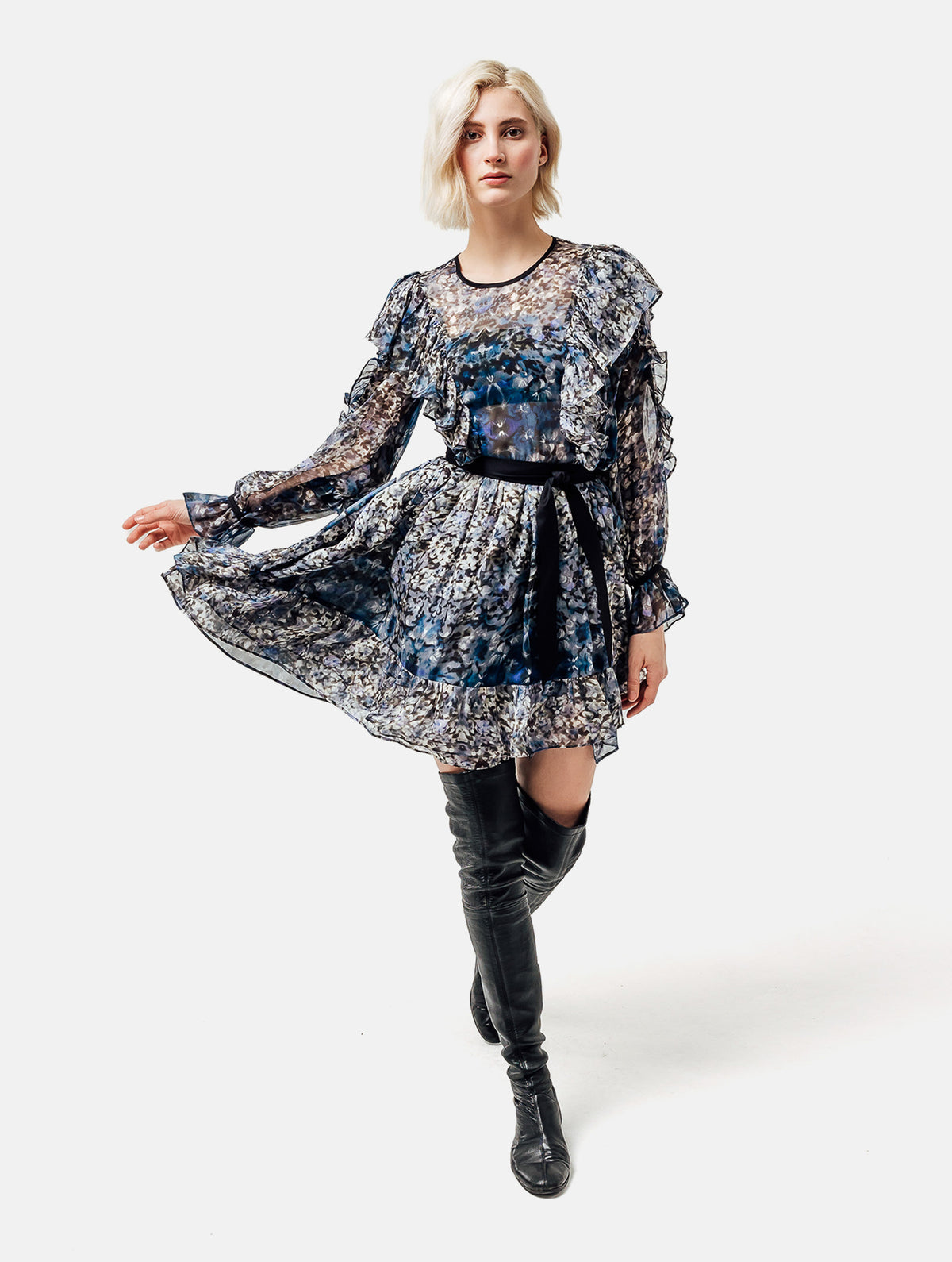 Locker geschnittenes Minikleid aus bedruckter Chiffonseide mit Hortensienblumenmuster mit Volants an den Schultern und Ärmeln, sowie am Saumende. Tragbar mit farblich abgesetztem Gürtel aus schwarzer Chiffonseide.
