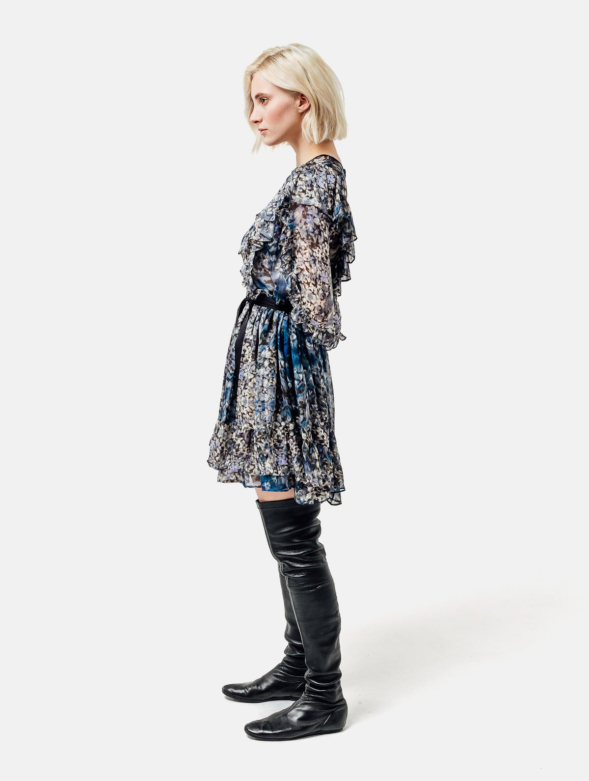 Locker geschnittenes Minikleid aus bedruckter Chiffonseide mit Hortensienblumenmuster mit Volants an den Schultern und Ärmeln, sowie am Saumende. Tragbar mit farblich abgesetztem Gürtel aus schwarzer Chiffonseide.
