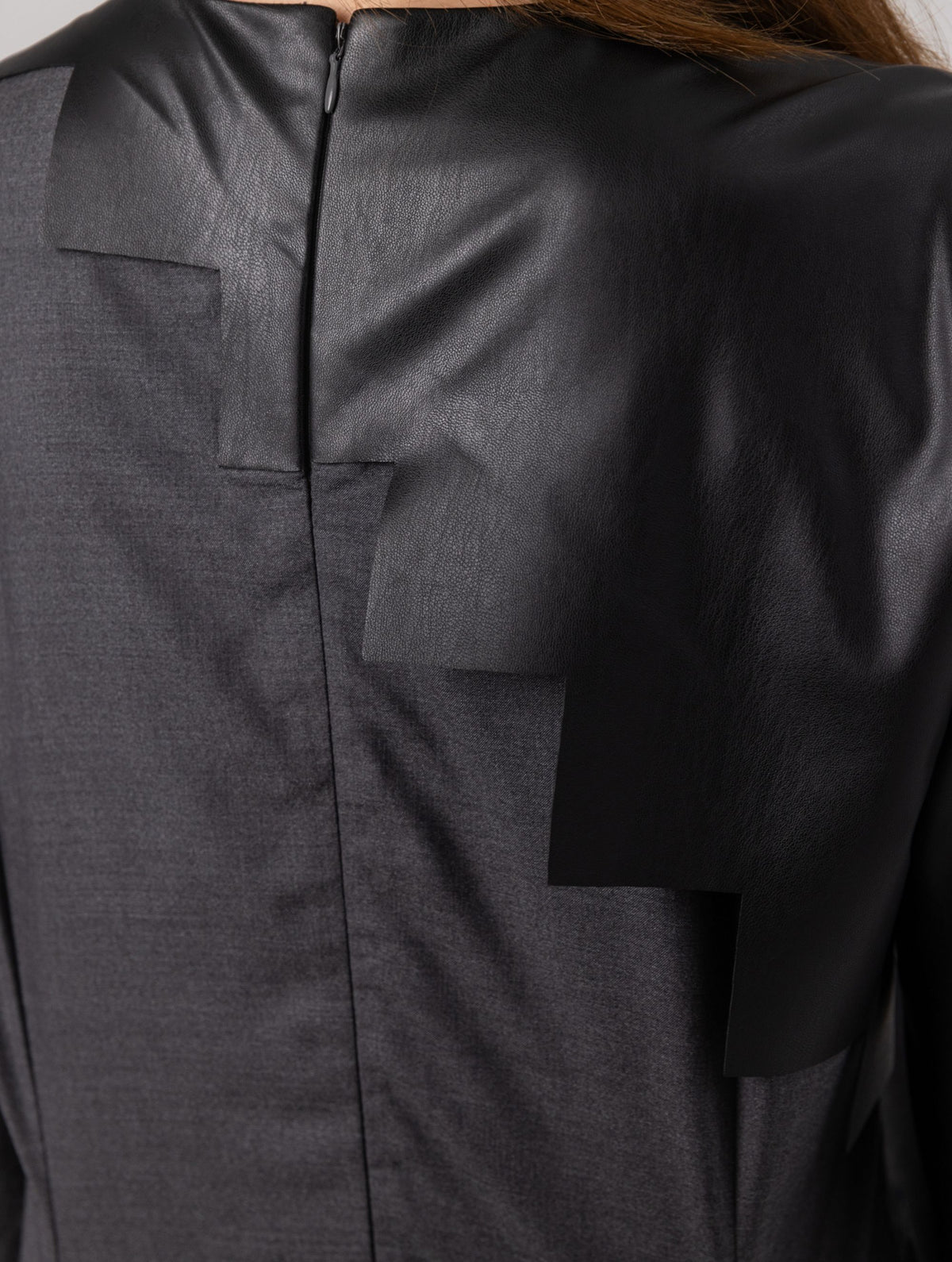 Locker geschnittenes Minikleid aus einem Woll-Seiden-Mix mit schwarzen Ärmeln aus veganem Leder und Details an der Schulter sowie am Bündchen. Reißverschluss auf dem Rücken. Dieses Modell ist Teil unserer REBORN-Kollektion und steht für unsere "Zero-Waste-Politik".