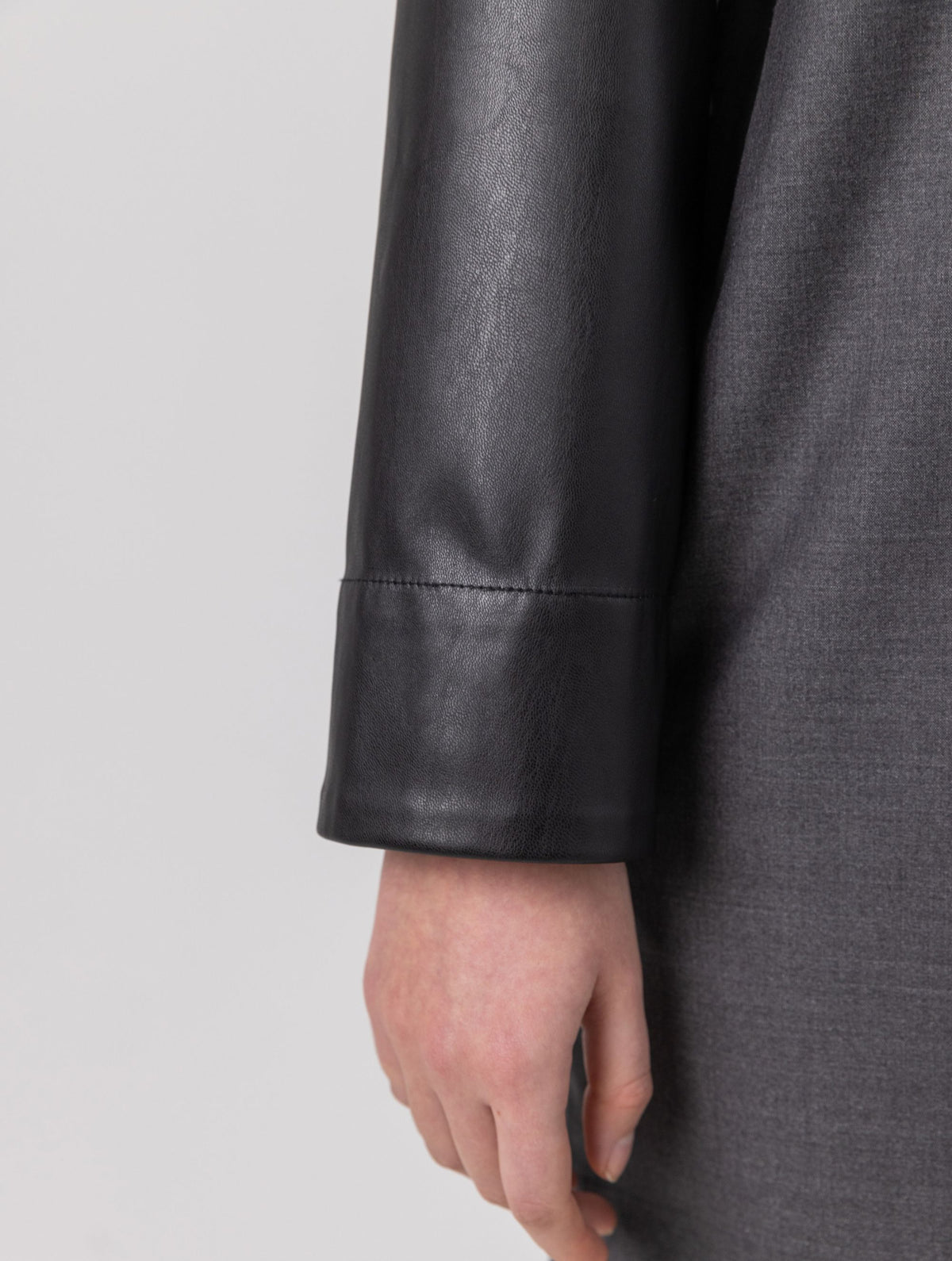 Locker geschnittenes Minikleid aus einem Woll-Seiden-Mix mit schwarzen Ärmeln aus veganem Leder und Details an der Schulter sowie am Bündchen. Reißverschluss auf dem Rücken. Dieses Modell ist Teil unserer REBORN-Kollektion und steht für unsere "Zero-Waste-Politik".