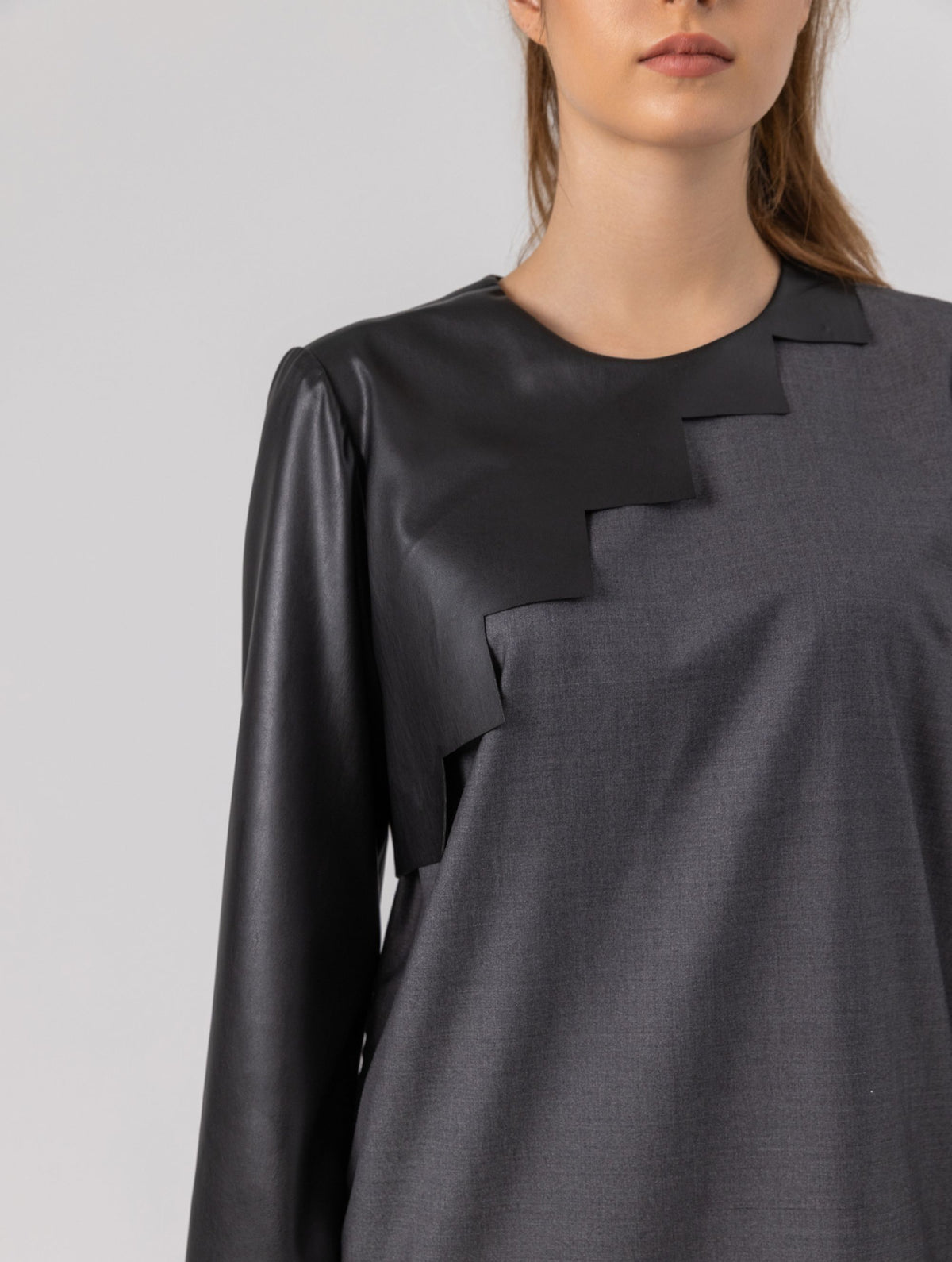 Locker geschnittenes Minikleid aus einem Woll-Seiden-Mix mit schwarzen Ärmeln aus veganem Leder und Details an der Schulter sowie am Bündchen. Reißverschluss auf dem Rücken. Dieses Modell ist Teil unserer REBORN-Kollektion und steht für unsere "Zero-Waste-Politik".