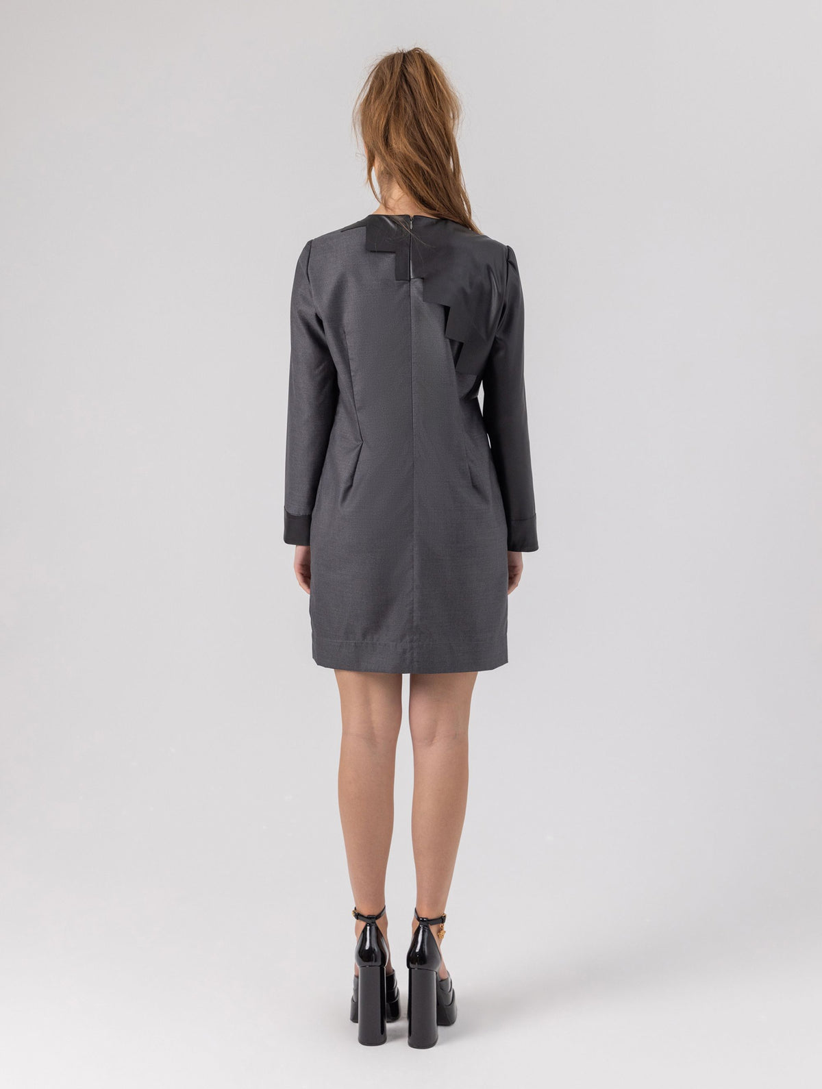 Locker geschnittenes Minikleid aus einem Woll-Seiden-Mix mit schwarzen Ärmeln aus veganem Leder und Details an der Schulter sowie am Bündchen. Reißverschluss auf dem Rücken. Dieses Modell ist Teil unserer REBORN-Kollektion und steht für unsere "Zero-Waste-Politik".