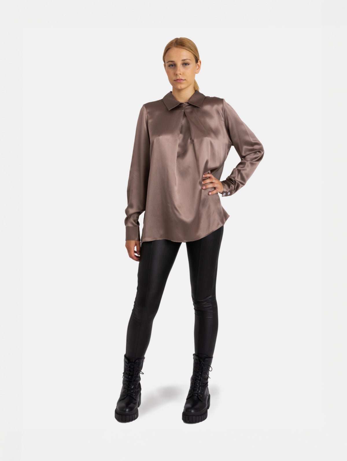 Langärmelige Seidenbluse Helga aus 100% italienischer Satinseide und Seidenbatist von Helene Galwas.