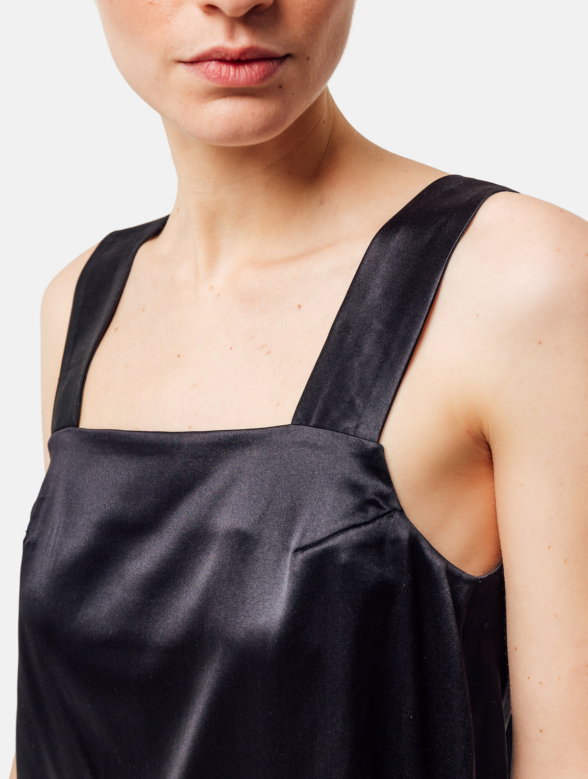 Tanktop aus Seidensatin mit breiten Trägern und Brustabnähern, sowie kleinen Einsätzen am Saumende an den Seitennähten. Dieses Produkt ist Teil unserer Reborn Linie.