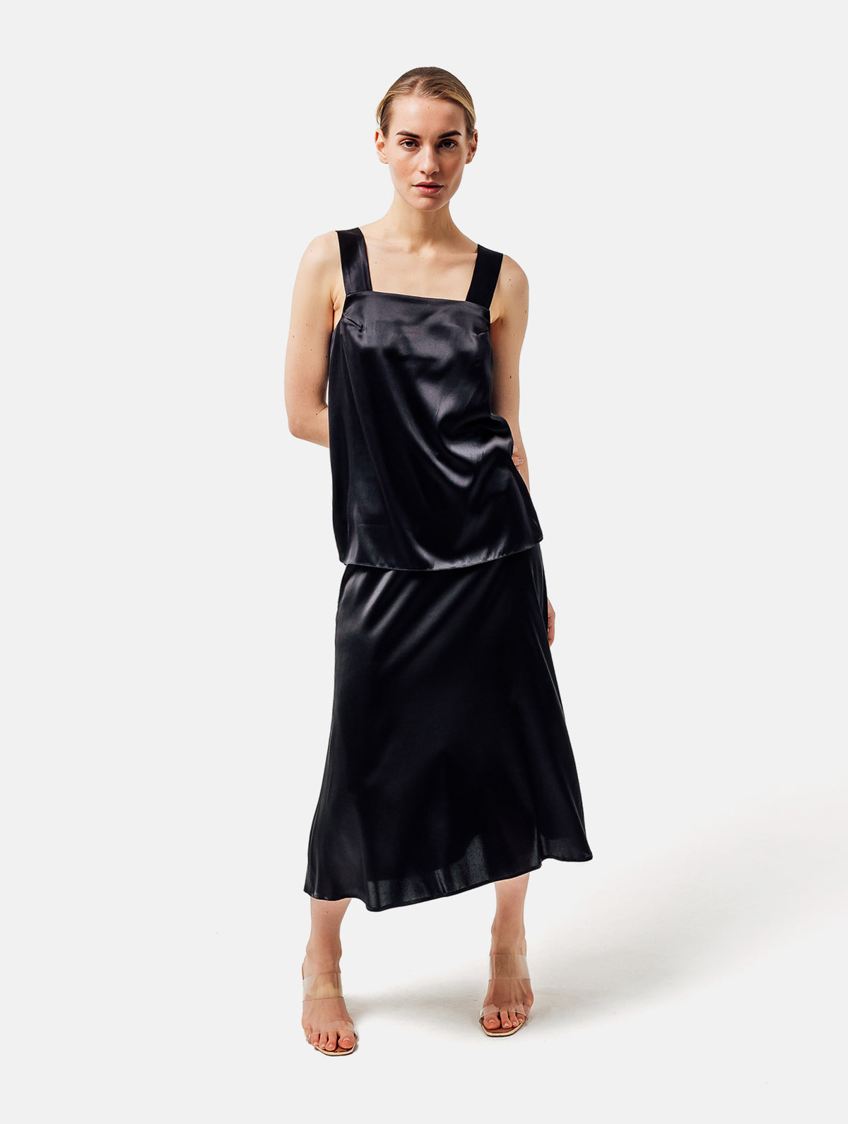 Tanktop aus Seidensatin mit breiten Trägern und Brustabnähern, sowie kleinen Einsätzen am Saumende an den Seitennähten. Dieses Produkt ist Teil unserer Reborn Linie.