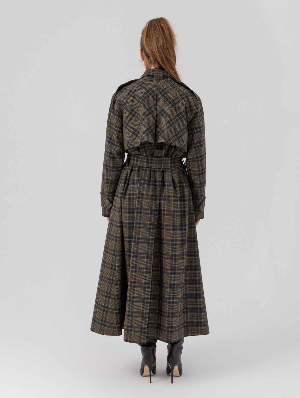 Karierter Maxi-Trenchcoat mit Gürtel und angesetzten Ärmeln mit Ärmelgürteln, sowie Schulterklappen.