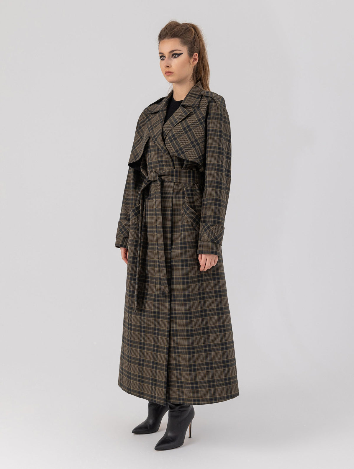 Karierter Maxi-Trenchcoat mit Gürtel und angesetzten Ärmeln mit Ärmelgürteln, sowie Schulterklappen.
