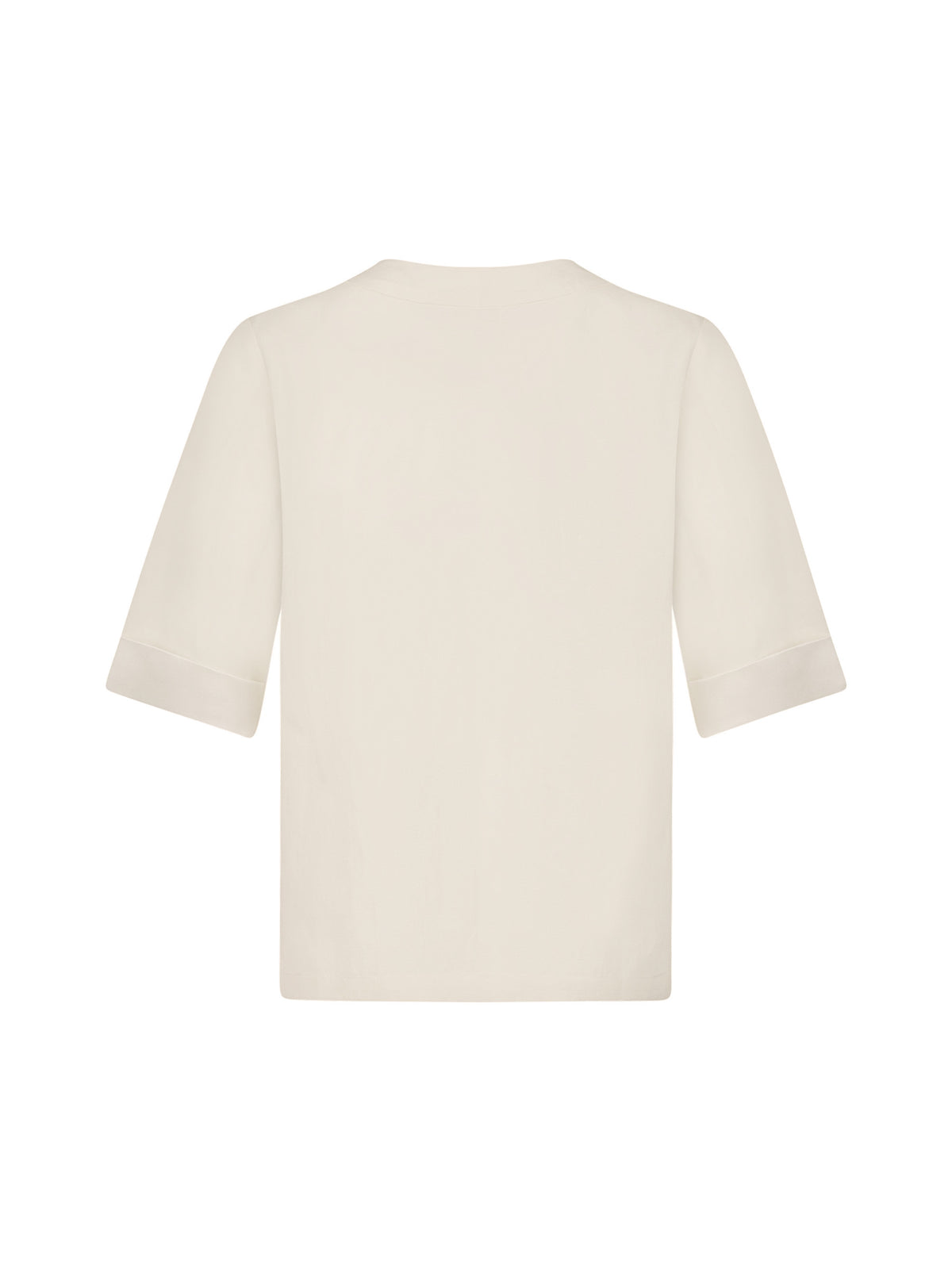 Grade geschnittenes Shirt, aus hochwertigem Leinen-Silk Mix, Details, wie aufgesetzte Tasche und Umschläge an den Kurzärmlen, die aus weißer Seide gefertig sind. Stoff kommt aus einem Dead Stock, daher nachhaltig.