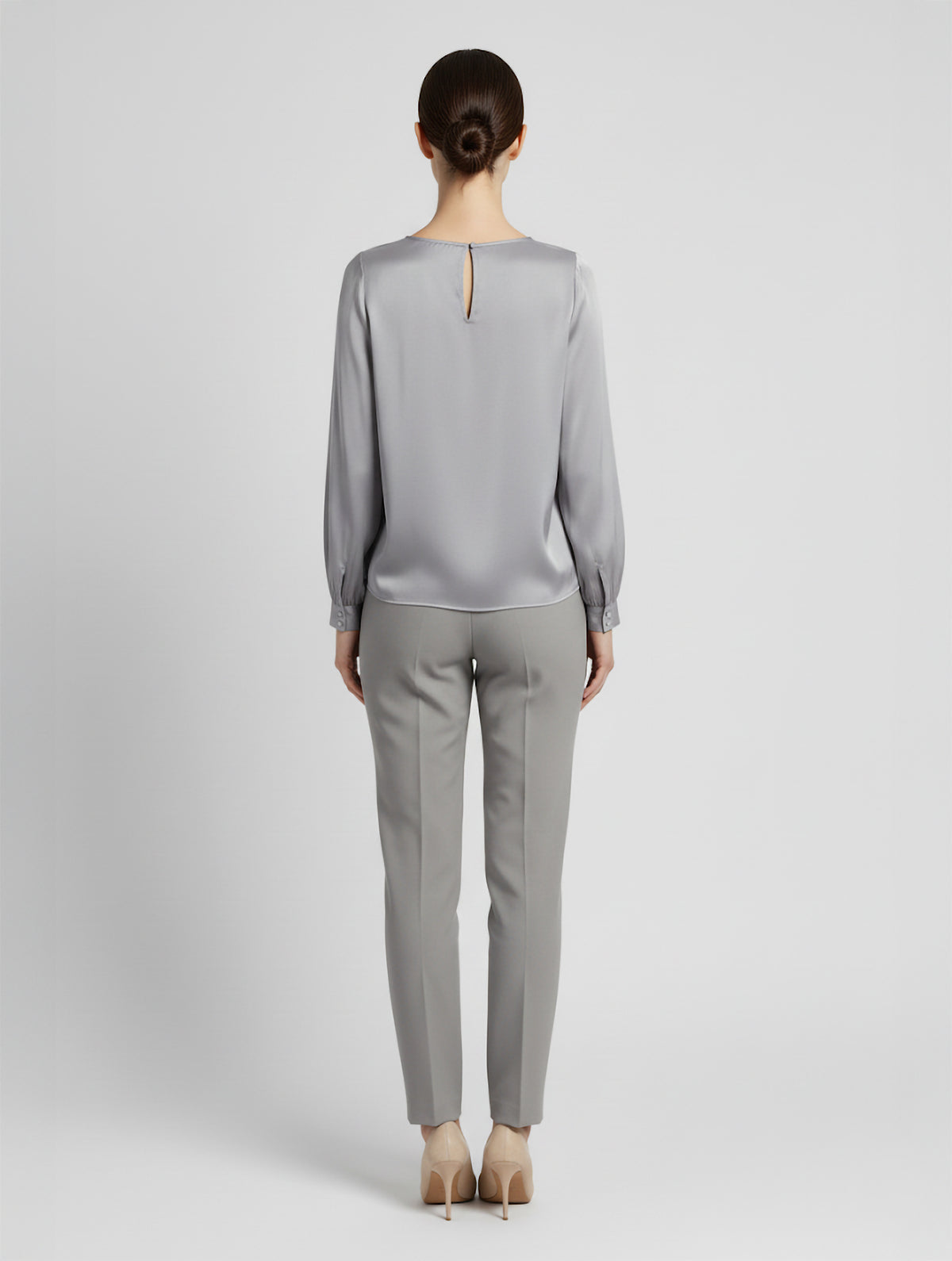 Langarm Seidenbluse mit Rundhalsausschnitt und Knopf im Nackenbereich.