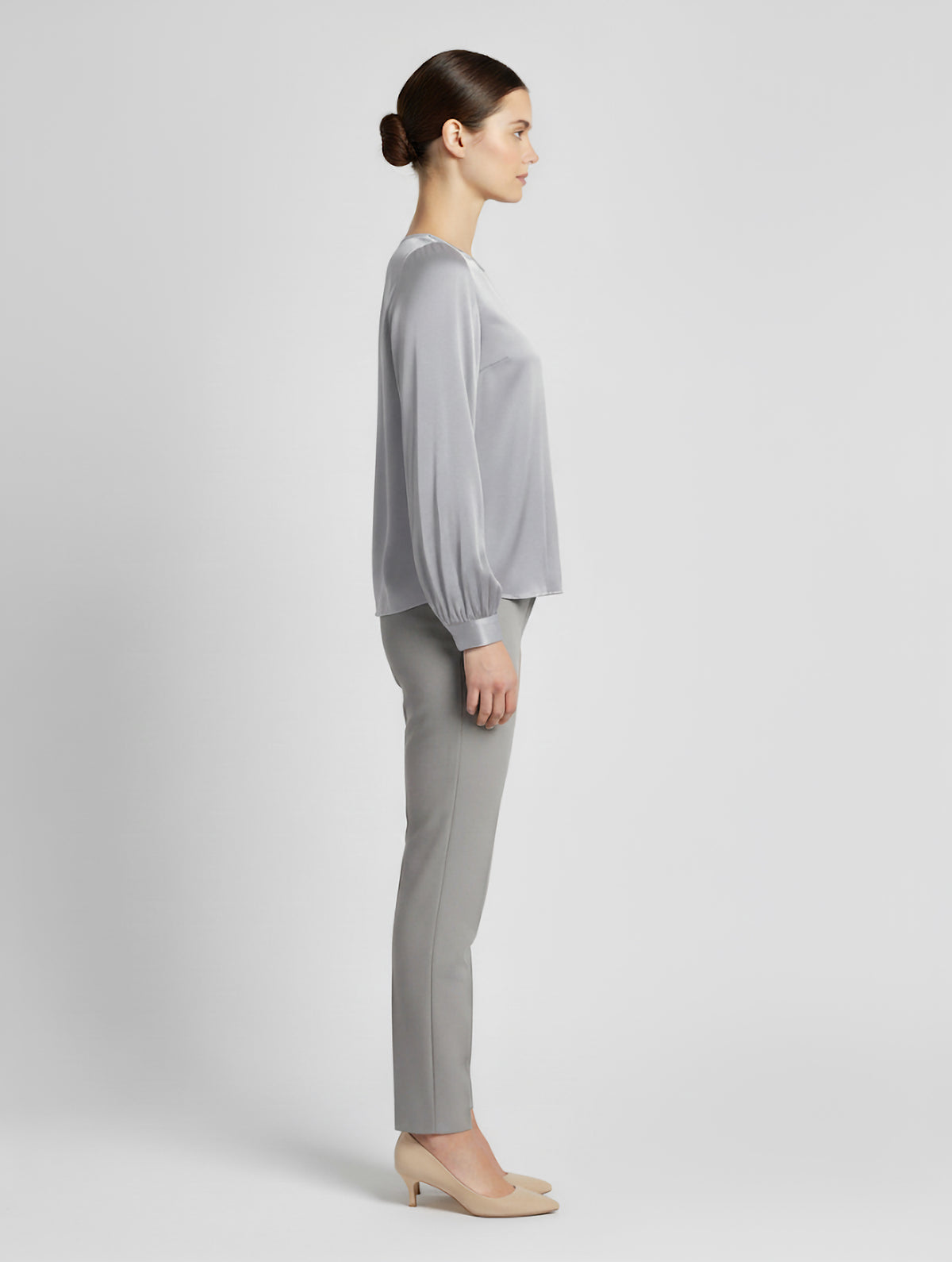 Langarm Seidenbluse mit Rundhalsausschnitt und Knopf im Nackenbereich.