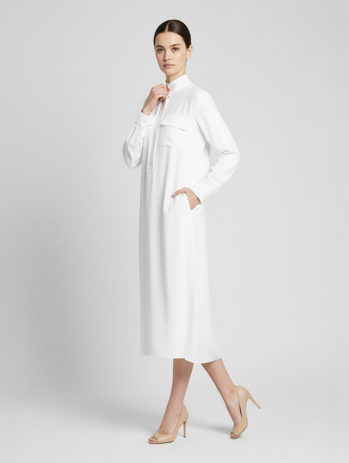 Midi Hemdkleid aus Viskose mit Stehkragen, versteckter Knopfleiste und einem seitlichen Schlitz.