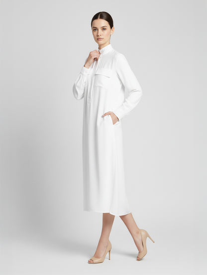 Midi Hemdkleid aus Viskose mit Stehkragen, versteckter Knopfleiste und einem seitlichen Schlitz.