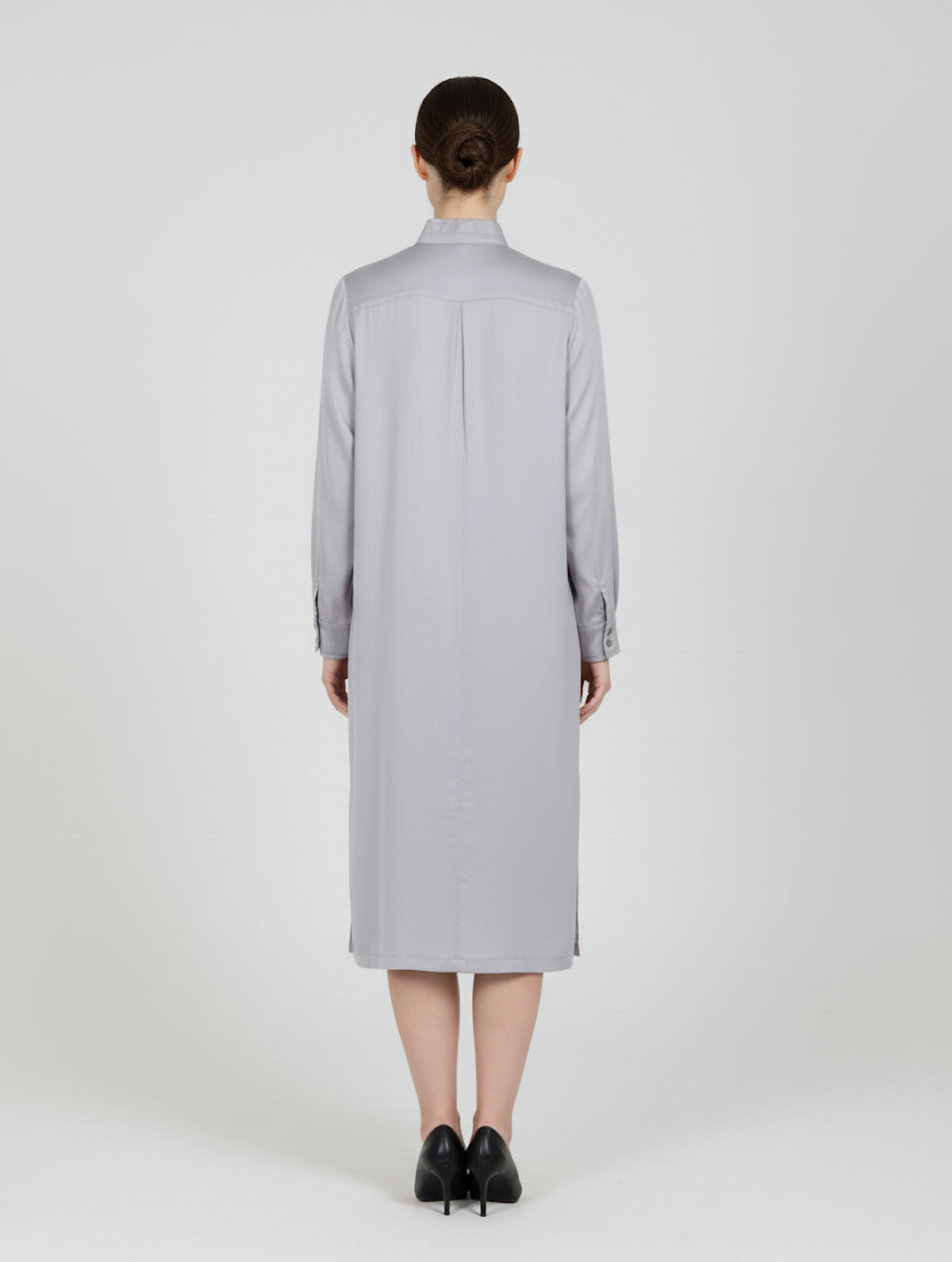 Midi Hemdkleid aus Viskose mit Stehkragen, versteckter Knopfleiste und einem seitlichen Schlitz