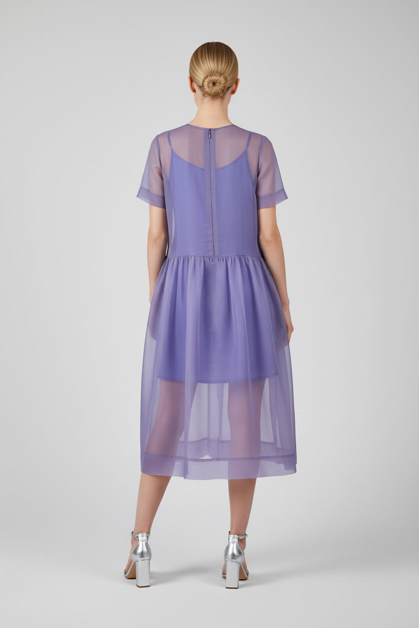Midi-Kleid aus hochwertiger Organzaseide, kunstvollen Biesen im Brustbereich und passendem Unterkleid aus Viskose-Seiden Mix