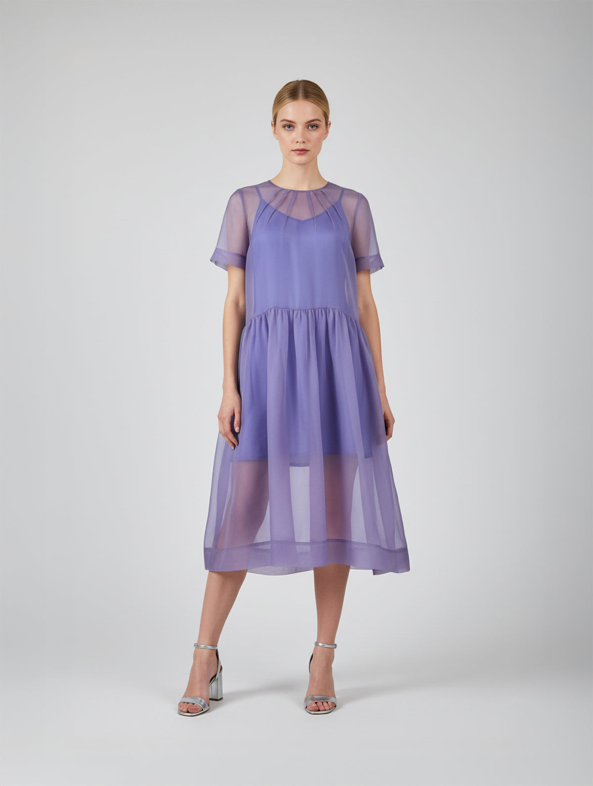 Midi-Kleid aus hochwertiger Organzaseide, kunstvollen Biesen im Brustbereich und passendem Unterkleid aus Viskose-Seiden Mix