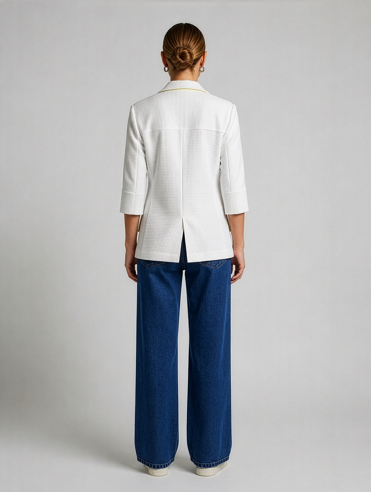 Leichter, figurbetonter Sommerblazer aus weißem Baumwoll-Waffelpiqué mit frischen limefarbenen Details. Ungefüttert, nahezu knitterfrei und Teil unserer Reborn Linie.