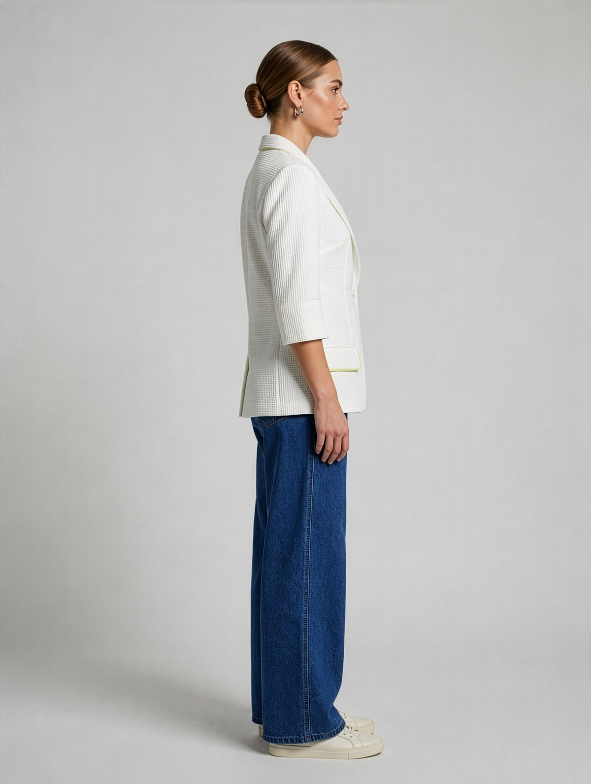 Leichter, figurbetonter Sommerblazer aus weißem Baumwoll-Waffelpiqué mit frischen limefarbenen Details. Ungefüttert, nahezu knitterfrei und Teil unserer Reborn Linie.