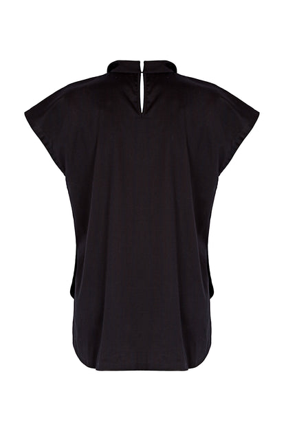 Schwarze, ärmellose Bluse mit Flügelkragen und Knöpfen auf der Vorderseite neben der Seitennaht.