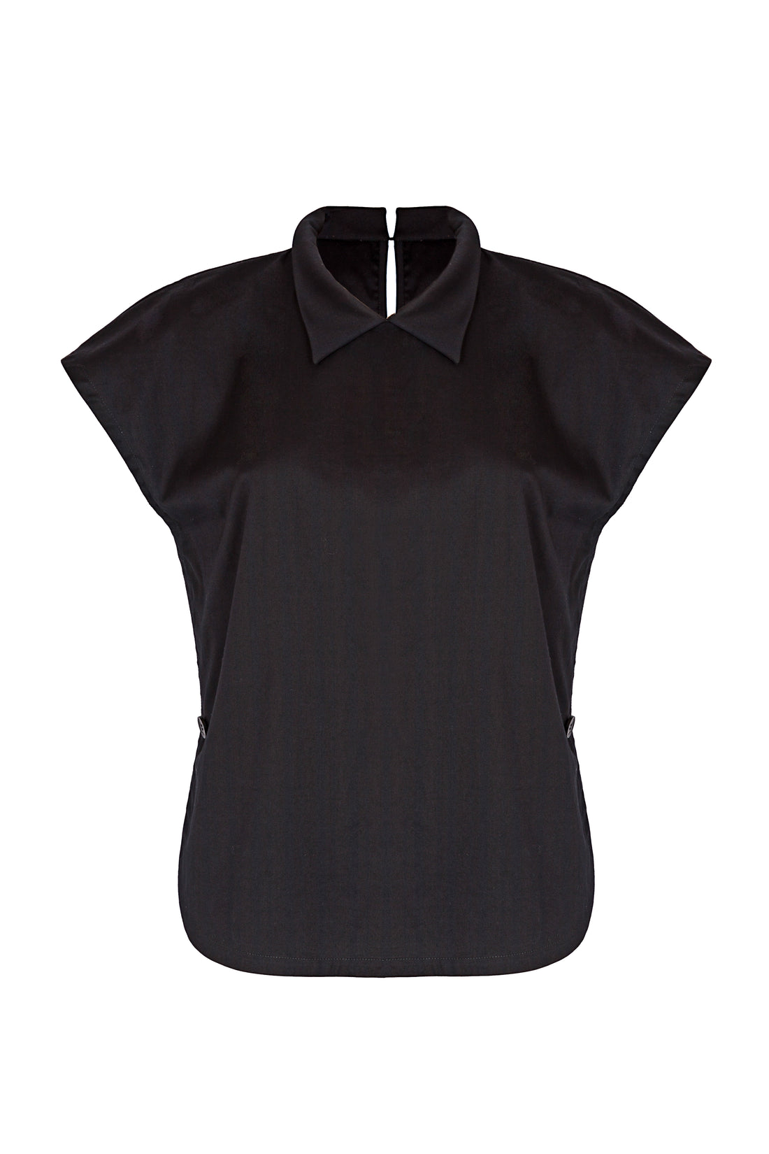 Schwarze, ärmellose Bluse mit Flügelkragen und Knöpfen auf der Vorderseite neben der Seitennaht.
