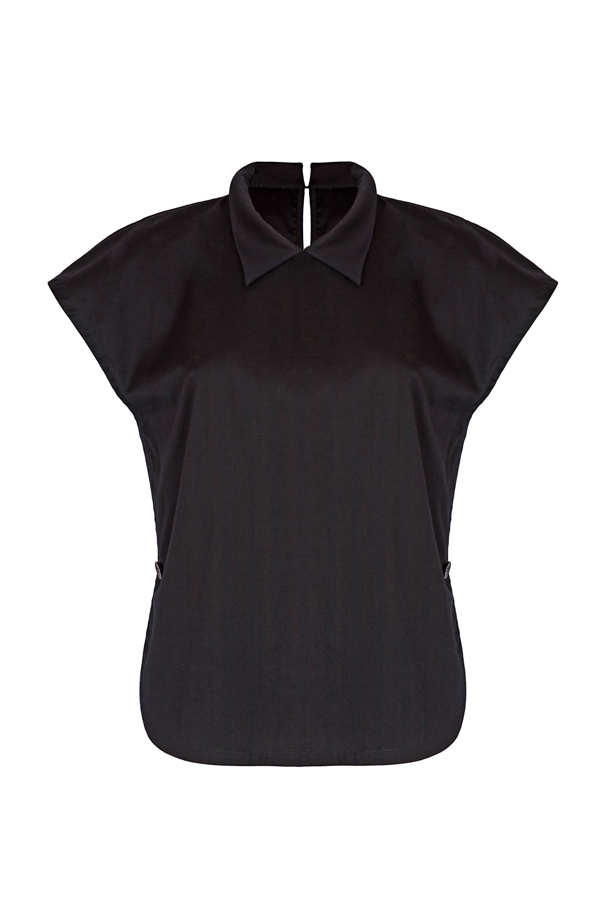 Schwarze, ärmellose Bluse mit Flügelkragen und Knöpfen auf der Vorderseite neben der Seitennaht.