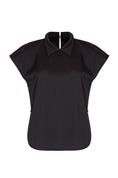Schwarze, ärmellose Bluse mit Flügelkragen und Knöpfen auf der Vorderseite neben der Seitennaht.