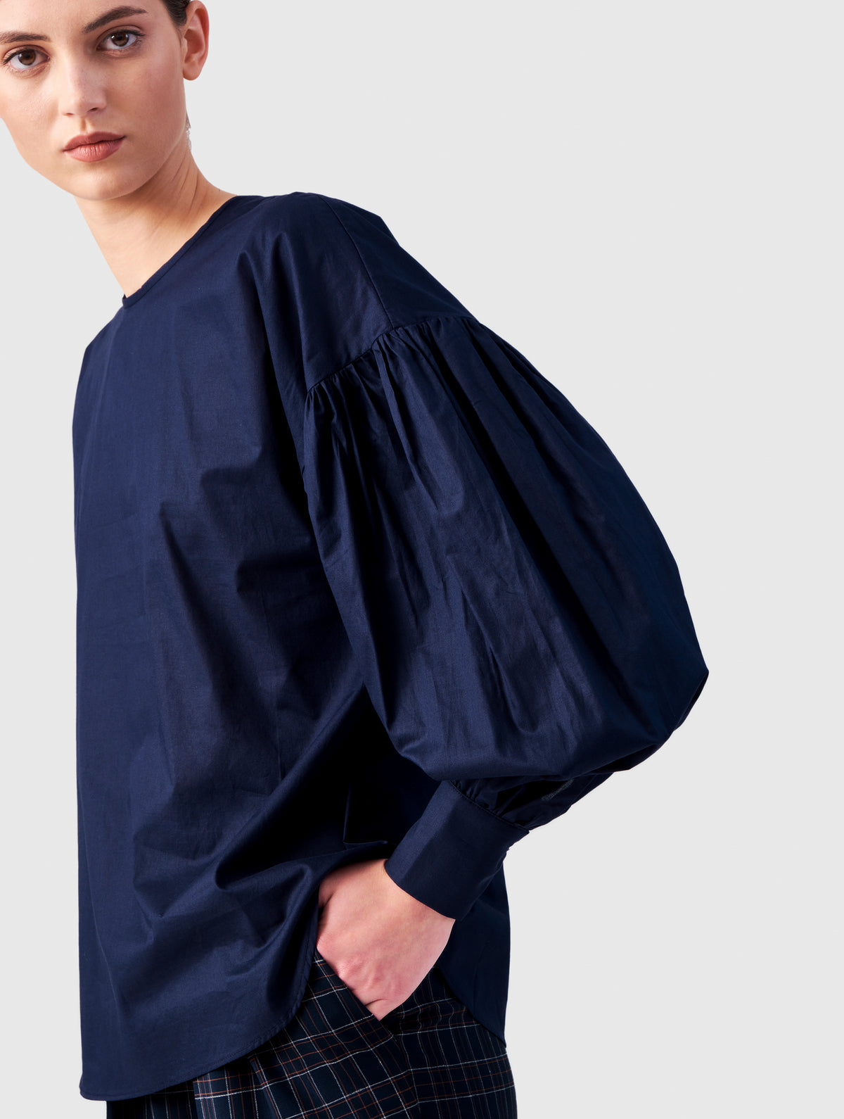 Weite Bluse aus 100% Bio-Baumwolle Hadley mit schlichtem Design von Helene Galwas.