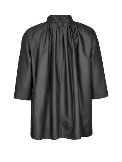 Edle, schwarze Baumwollbluse mit Stehkragen, Raglanärmeln und Smok-Details