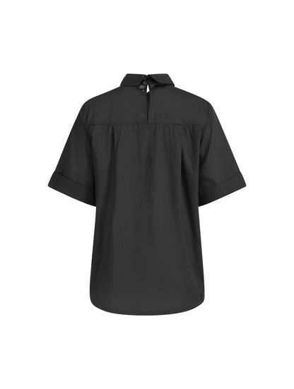 Gradegeschnittene Bluse mit abnehmbaren Perlen-Broschendetail in weiß am schmalen Kragen mit Knopfverschluss auf der Rückseite, sowie breitem Ärmelumschlag. Auf der Rückseite etwas länger als auf der Vorderseite. Dieses Produkt ist Teil unserer Reborn Linie.