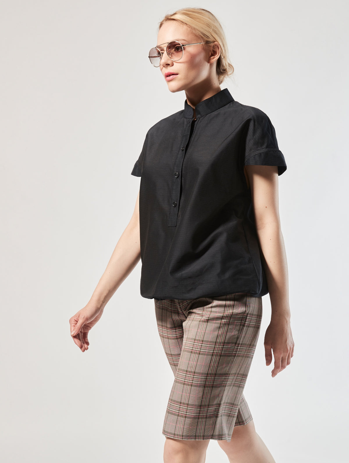 Bluse aus 100% feiner Baumwolle, kleinem Stehkragen, verkürzter Knopfleiste und einem elastischem Bund am Saumende