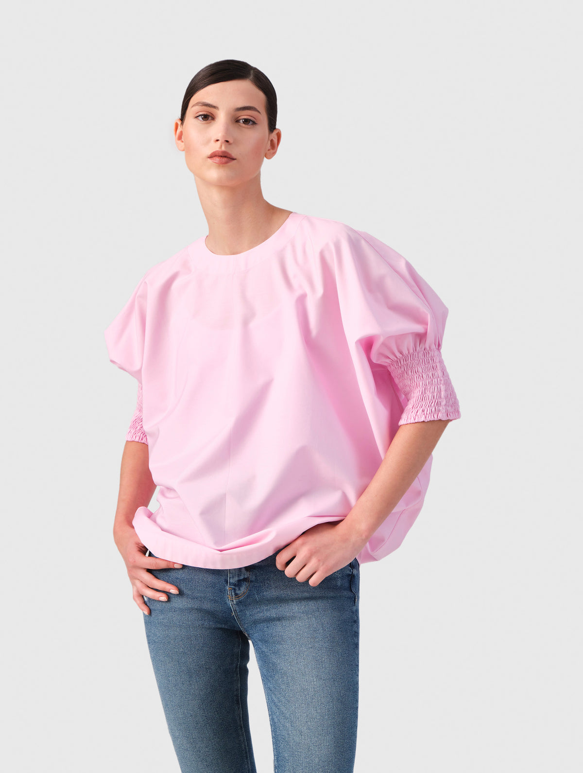 Locker sitzende Bluse mit elastischen Bündchen an den Ärmelenden. 