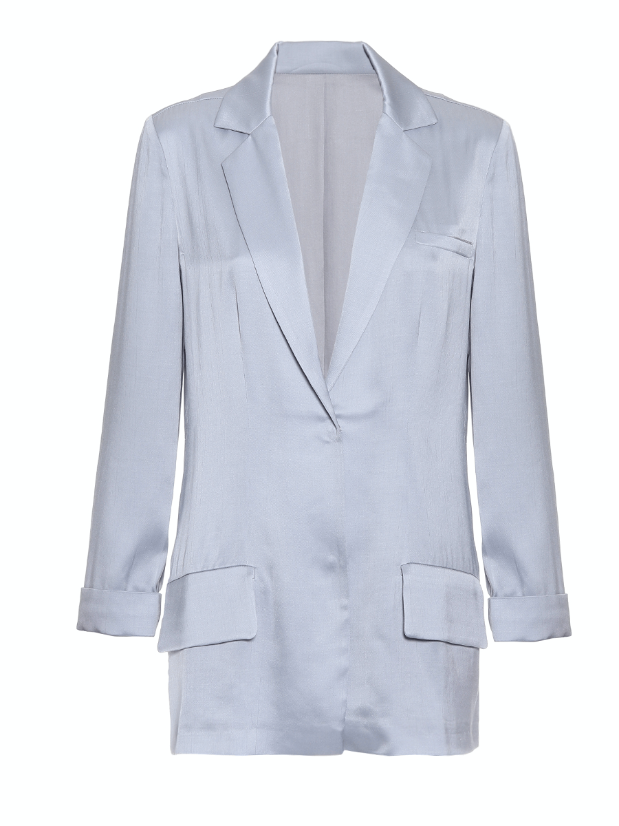 Locker geschnittener Blazer aus fließendem Cupro Stoff, aufgesetzten Taschen und hohem Schlitz am Rücken