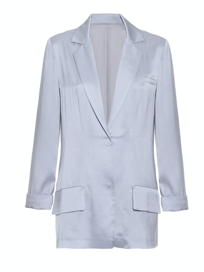 Locker geschnittener Blazer aus fließendem Cupro Stoff, aufgesetzten Taschen und hohem Schlitz am Rücken