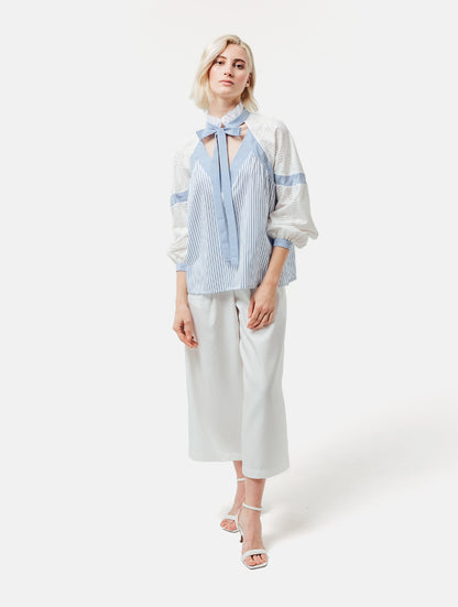 Gerade geschnittene Bluse mit nachhaltigem Design. Hergestellt aus Baumwollstoffen mit verschiedenen Streifen.