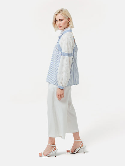 Gerade geschnittene Bluse mit nachhaltigem Design. Hergestellt aus Baumwollstoffen mit verschiedenen Streifen.
